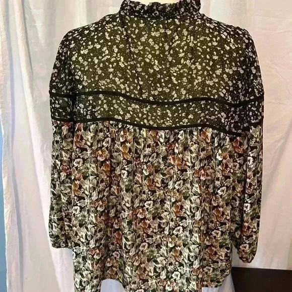 Ava James 3X Flowy Floral Top. 
3/4 Sleeve. 
Womens. 
Sheer up top - Picture 3 of 10